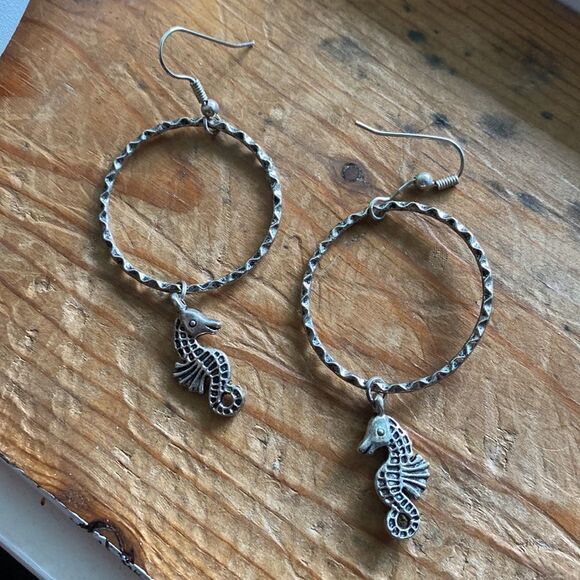 💛 Vintage Silver Tone Seahorse Hook Earrings - Picture 1 of 6